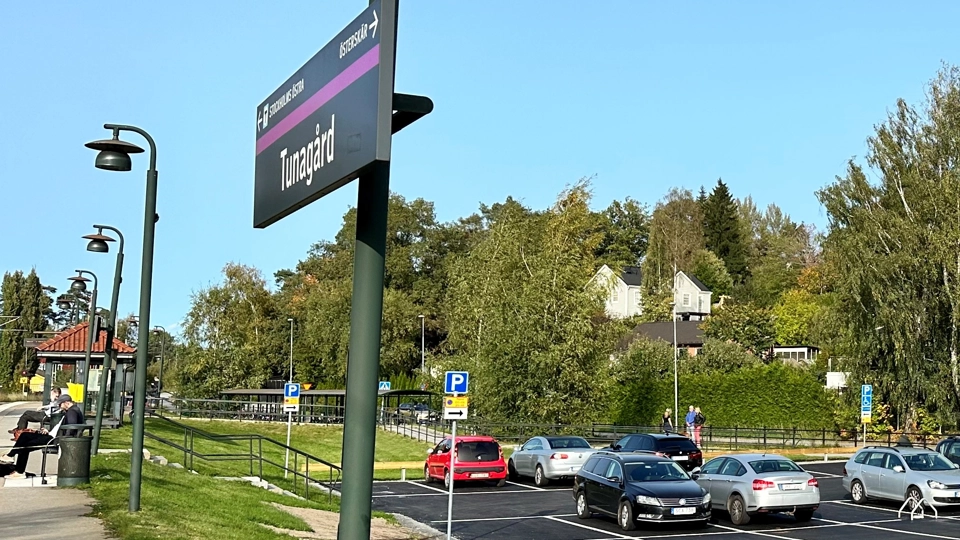 Detaljbild från en station på Roslagsbanan. Skylt för stationen Tunagård syns.